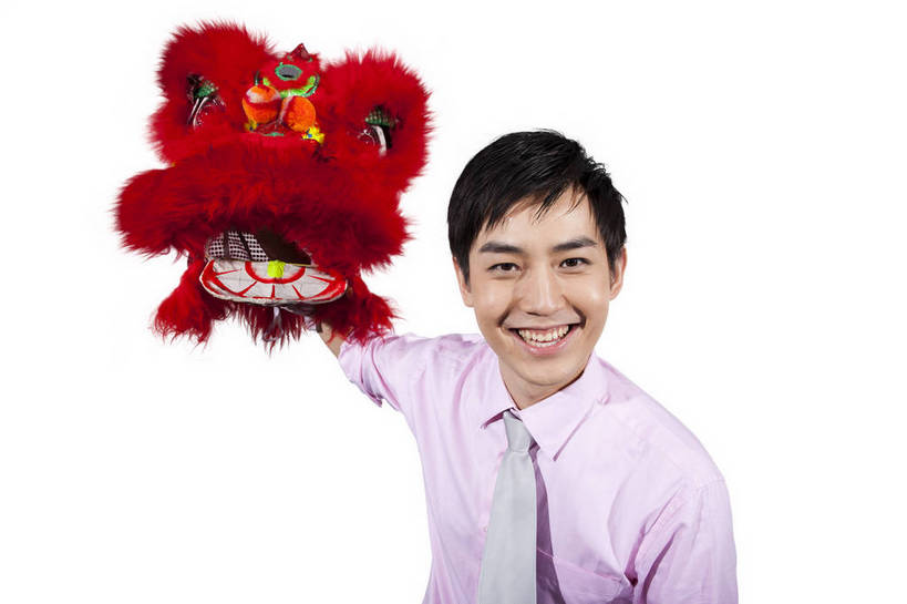 东方人,一个人,演员,笑,横图,彩色,室内,白天,抠图,白色背景,正面,衬衫,满意,兴奋,狮子,北京,中国,春节,新年,亚洲,舞狮,表演,正装,节日,艺术,造型,鲜艳,图片,文化,站着,享受,喜庆,姿势,摄影,动作,中国文化,狮子头,东亚,男人,男性,年轻男性,亚洲人,中国人,年轻人,半身,影棚拍摄,传统文化,bj174