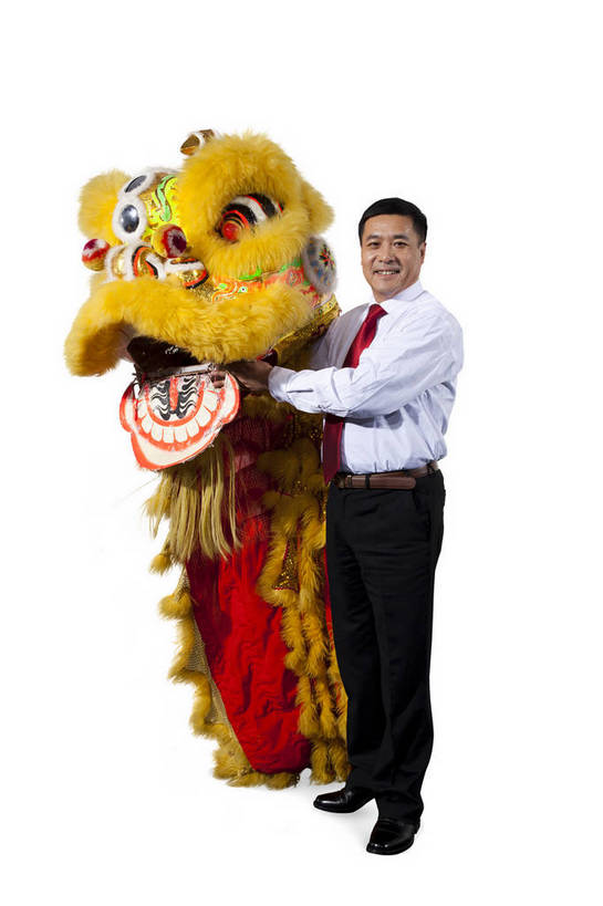 东方人,中年人,一个人,演员,笑,竖图,彩色,室内,白天,抠图,白色背景,侧面,衬衫,满意,兴奋,狮子,北京,中国,春节,新年,亚洲,仅一个男性,仅一个人,仅一个中年男性,舞狮,表演,正装,节日,艺术,造型,鲜艳,图片,文化,站着,享受,喜庆,姿势,摄影,动作,中国文化,狮子头,东亚,男人,男性,中年男性,亚洲人,中国人,全身,影棚拍摄,传统文化,bj174