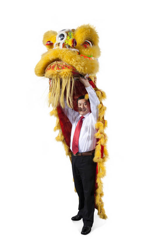 东方人,中年人,一个人,演员,笑,竖图,彩色,室内,白天,抠图,白色背景,侧面,衬衫,满意,兴奋,狮子,北京,中国,春节,新年,亚洲,仅一个男性,仅一个人,仅一个中年男性,舞狮,表演,正装,节日,艺术,造型,鲜艳,图片,文化,站着,享受,喜庆,姿势,摄影,动作,中国文化,狮子头,东亚,男人,男性,中年男性,亚洲人,中国人,全身,影棚拍摄,传统文化,bj174