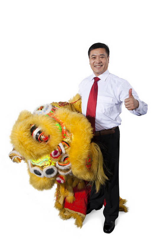 东方人,中年人,一个人,演员,笑,竖图,彩色,室内,白天,抠图,白色背景,正面,衬衫,满意,兴奋,狮子,北京,中国,春节,新年,亚洲,仅一个男性,仅一个人,仅一个中年男性,舞狮,表演,正装,节日,艺术,造型,鲜艳,图片,文化,站着,享受,喜庆,姿势,摄影,动作,中国文化,狮子头,东亚,男人,男性,中年男性,亚洲人,中国人,全身,影棚拍摄,传统文化,bj174