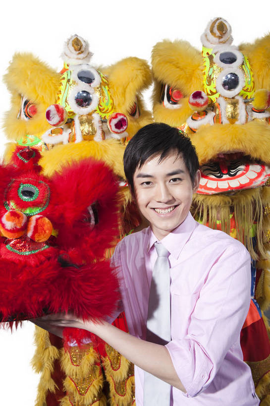 东方人,一个人,演员,笑,竖图,彩色,室内,白天,抠图,白色背景,正面,衬衫,满意,兴奋,狮子,北京,中国,春节,新年,亚洲,舞狮,表演,正装,节日,艺术,造型,鲜艳,图片,文化,站着,享受,喜庆,姿势,摄影,中国文化,狮子头,东亚,男人,男性,年轻男性,亚洲人,中国人,年轻人,半身,影棚拍摄,传统文化,bj174