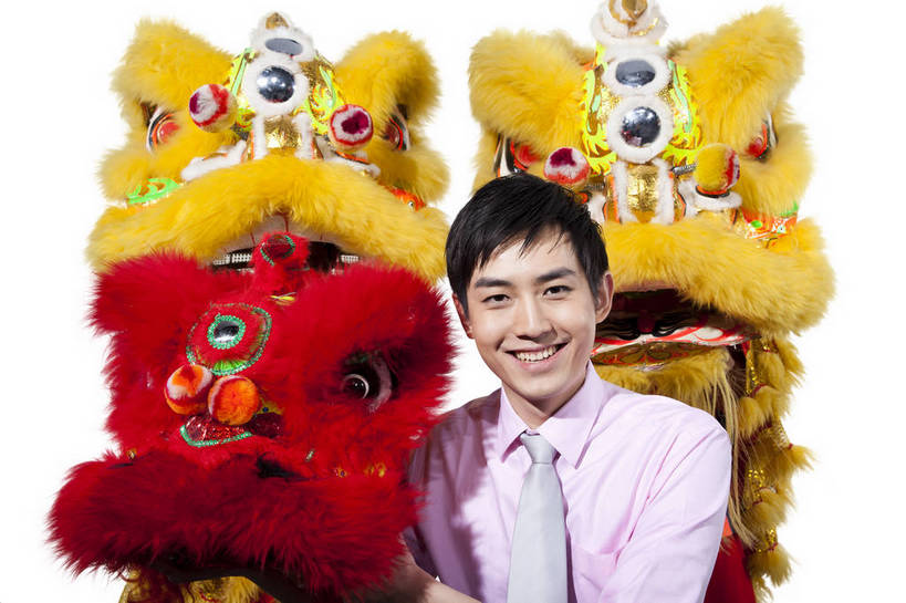 东方人,一个人,演员,笑,横图,彩色,室内,白天,抠图,白色背景,正面,衬衫,满意,兴奋,狮子,北京,中国,春节,新年,亚洲,舞狮,表演,正装,节日,艺术,造型,鲜艳,图片,文化,站着,享受,喜庆,姿势,摄影,中国文化,狮子头,东亚,男人,男性,年轻男性,亚洲人,中国人,年轻人,半身,影棚拍摄,传统文化,bj174