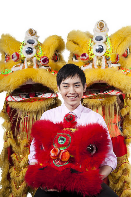 东方人,一个人,演员,笑,竖图,彩色,室内,白天,抠图,白色背景,正面,衬衫,满意,兴奋,狮子,北京,中国,春节,新年,亚洲,舞狮,表演,正装,节日,艺术,造型,鲜艳,图片,文化,享受,喜庆,姿势,摄影,中国文化,狮子头,东亚,男人,男性,年轻男性,亚洲人,中国人,年轻人,坐着,半身,影棚拍摄,传统文化,bj174