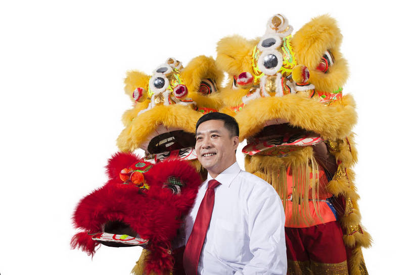 东方人,中年人,一个人,演员,笑,横图,彩色,室内,白天,抠图,白色背景,正面,衬衫,满意,兴奋,狮子,北京,中国,春节,新年,亚洲,仅一个男性,仅一个人,仅一个中年男性,舞狮,表演,正装,节日,艺术,造型,鲜艳,图片,文化,享受,喜庆,姿势,摄影,中国文化,狮子头,东亚,男人,男性,中年男性,亚洲人,中国人,年轻人,坐着,半身,影棚拍摄,传统文化,bj174