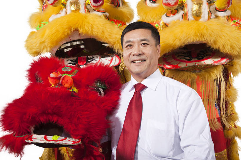 东方人,中年人,一个人,演员,笑,横图,彩色,室内,白天,抠图,白色背景,正面,衬衫,满意,兴奋,狮子,北京,中国,春节,新年,亚洲,仅一个男性,仅一个人,仅一个中年男性,舞狮,表演,正装,节日,艺术,造型,鲜艳,图片,文化,享受,喜庆,姿势,摄影,中国文化,狮子头,东亚,男人,男性,中年男性,亚洲人,中国人,年轻人,坐着,半身,影棚拍摄,传统文化,bj174