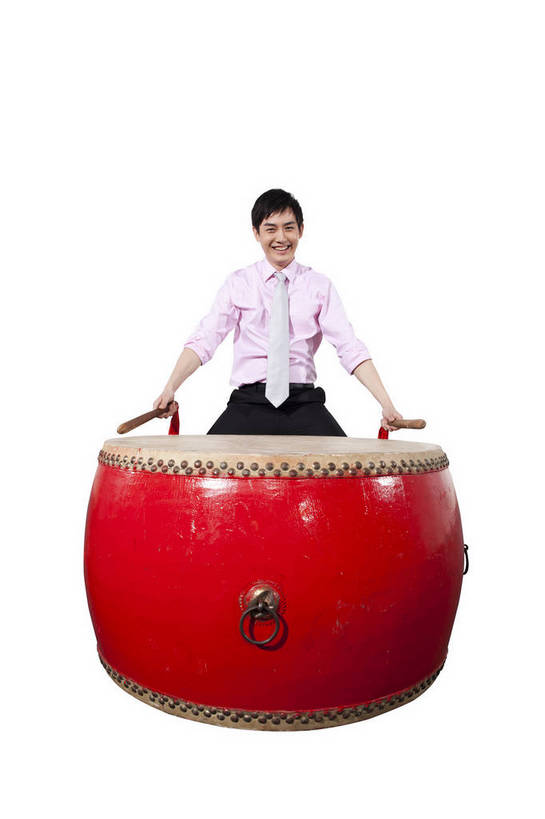 东方人,一个人,演员,笑,鼓掌,竖图,彩色,室内,白天,抠图,白色背景,正面,衬衫,满意,兴奋,北京,中国,春节,新年,亚洲,表演,正装,节日,艺术,造型,图片,鼓,文化,敲鼓,站着,享受,喜庆,姿势,摄影,动作,中国文化,东亚,捶,气势,男人,男性,年轻男性,亚洲人,中国人,年轻人,拍手,全身,影棚拍摄,传统文化,bj174