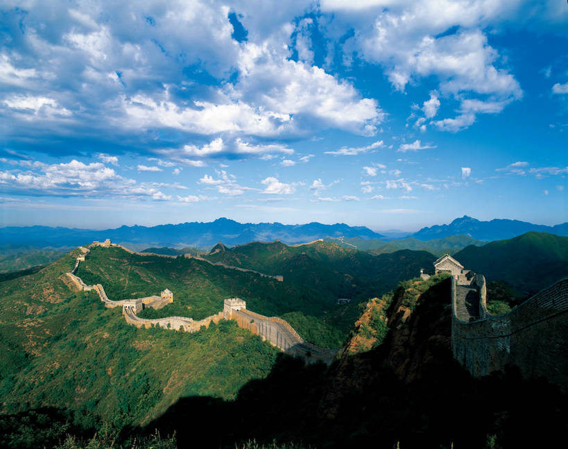 无人,摄影师,横图,彩色,照片,室外,白天,旅游,名胜古迹,森林,山,山脉,树林,植物,标志建筑,地标,建筑,中国,亚洲,壮观,光线,山川,山峰,云,云朵,建筑群,辽阔,古典,云彩,古迹,建设,城墙,古建筑,东方,树木,名胜,蓝色,绿色,白云,风景,蓝天,阳光,群山,天,雄伟,空旷,烽火台,摄像师,世界文化遗产,河北,险峻,金山岭长城,bj174