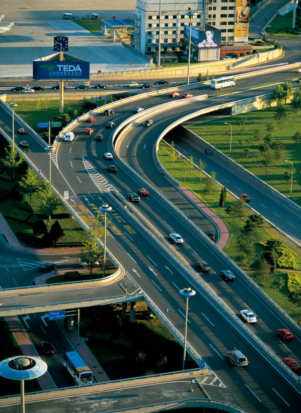 摄影师,竖图,俯视,彩色,室外,白天,旅游,草坪,城市,道路,高速公路,路,公路,汽车,北京,中国,亚洲,车流,交通,树,现代化,风景,阳光,绿地,绿化带,热闹,经济,晴天,摄像师,马路,高角度拍摄,高等级公路,北京机场高速公路,首都机场高速公路,bj174