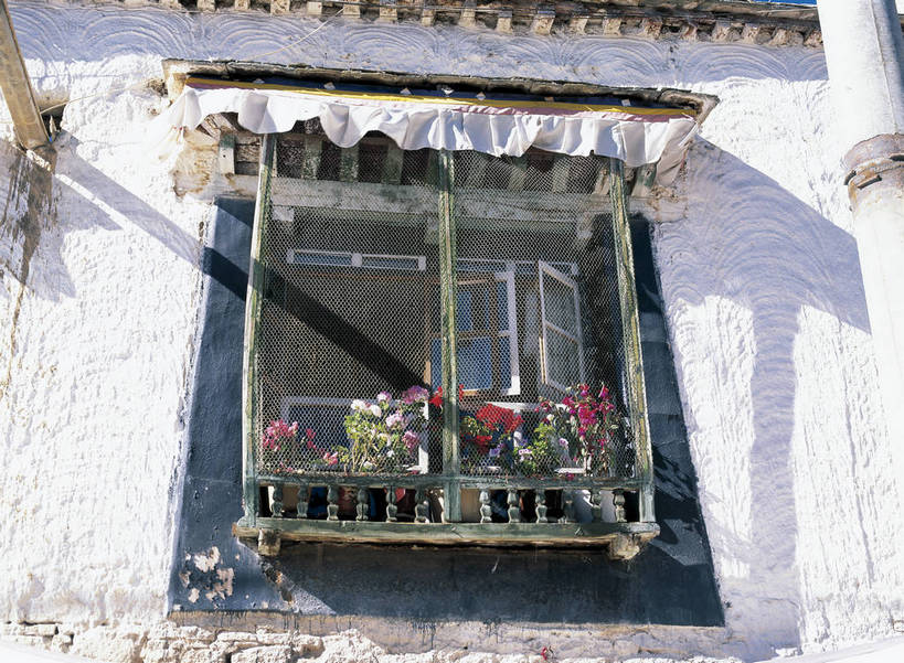 摄影师,横图,彩色,照片,室外,旅游,窗户,建筑,中国,民俗,光线,盆景,西藏,东方,少数民族,民族,墙壁,阳光,摄影,晴天,近景,摄像师,八角街,房子,bj174