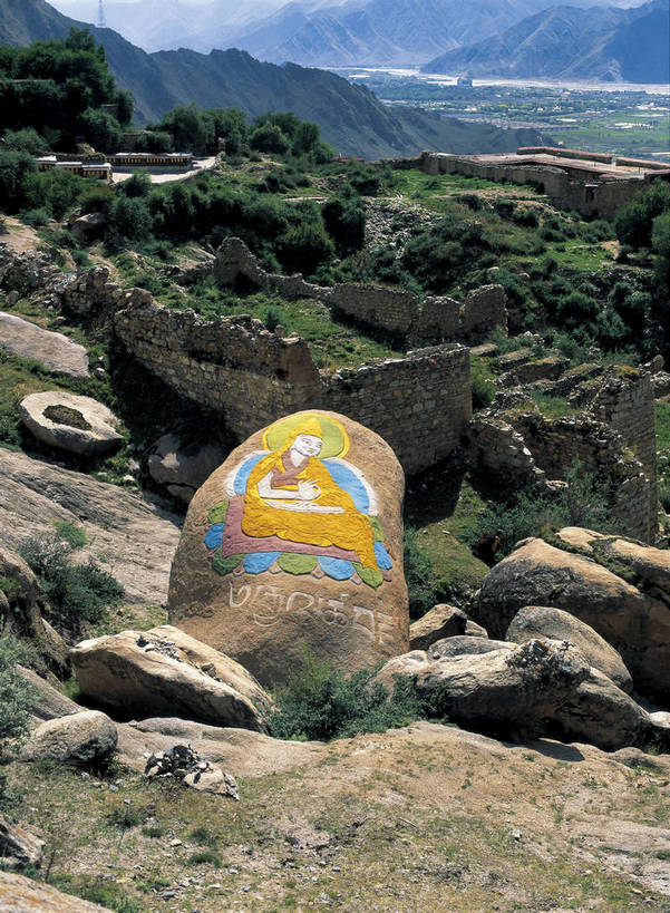 摄影师,竖图,彩色,照片,室外,白天,旅游,石头,山,中国,民俗,光线,佛像,文化,传统,西藏,东方,少数民族,民族,草,阳光,摄影,宗教,晴天,近景,摄像师,玛尼石,哲蚌寺,bj174