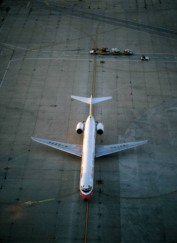 摄影师,机场,竖图,俯视,彩色,照片,室外,旅游,城市,飞机,中国,东方,风景,停机坪,远景,创意,摄影,摄像师,首都机场,高角度拍摄,bj174