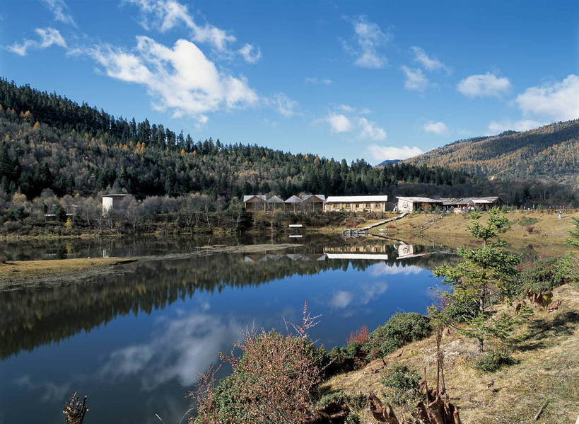 摄影师,横图,彩色,照片,室外,旅游,湖,山,水,植物,香格里拉,中国,光线,湖岸,湖面,景点,山川,水面,云,云朵,云彩,云南,东方,草,树木,风景,蓝天,阳光,自然,天,远景,摄影,大自然,水域,自然风光,自然现象,摄像师,属都湖,bj174