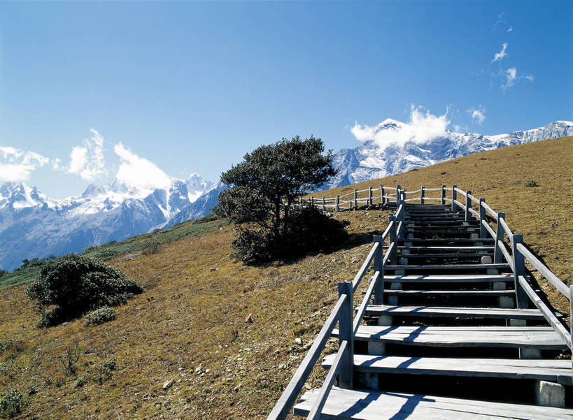 摄影师,横图,照片,室外,旅游,山,雪山,植物,丽江,中国,光线,山川,云,云朵,桥,云彩,云南,东方,树木,玉龙雪山,风景,蓝天,阳光,自然,天,摄影,大自然,小桥,近景,自然风光,摄像师,地貌,bj174