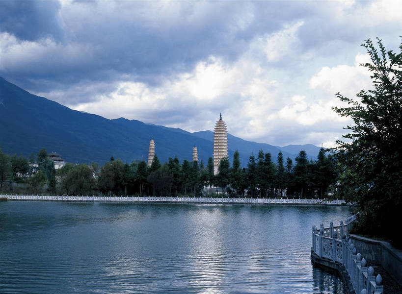摄影师,横图,彩色,照片,室外,白天,旅游,湖,名胜古迹,山,水,植物,标志建筑,地标,建筑,中国,遗迹,湖面,水面,乌云,云,阴天,云朵,建筑群,塔,古典,云彩,古迹,历史,建设,古建筑,云南,遗址,东方,树木,名胜,风景,天,远景,摄影,宗教,水域,摄像师,旧址,大理三塔,广角,bj174