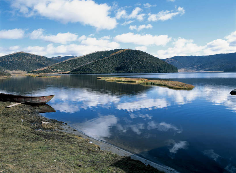 无人,摄影师,横图,彩色,室外,白天,旅游,美景,山脉,香格里拉,中国,亚洲,清澈,景点,辽阔,青山,云南,东方,白云,倒影,风景,蓝天,阳光,自然,湖水,晴天,自然风光,摄像师,幽静,属都湖,bj174