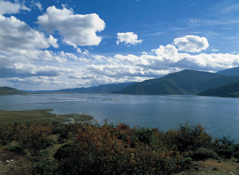 摄影师,横图,彩色,照片,室外,旅游,山,水,植物,香格里拉,中国,光线,山川,水面,云,云朵,云彩,云南,东方,草,树木,风景,蓝天,阳光,自然,天,远景,摄影,大自然,水域,自然风光,自然现象,摄像师,地貌,那帕海,大海,海,bj174