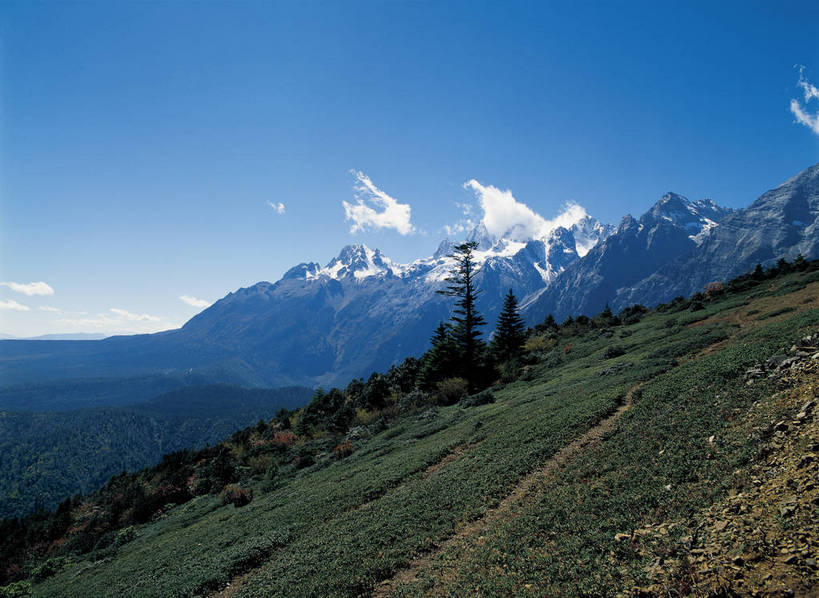 无人,摄影师,横图,彩色,照片,室外,旅游,山,雪山,植物,丽江,中国,壮观,光线,山川,云,云朵,自然灾害,云彩,云南,东方,草,玉龙雪山,风景,蓝天,阳光,自然,天,陡峭,概念,广阔,安静,摄影,大自然,空旷,自然风光,自然现象,摄像师,幽静,bj174