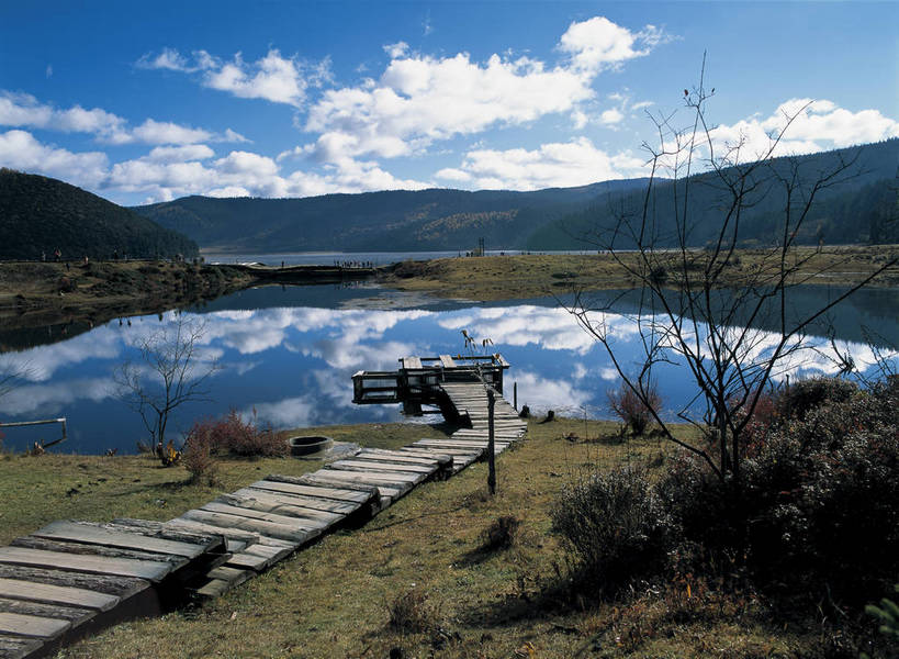 摄影师,横图,彩色,照片,室外,白天,旅游,湖,山,水,道路,香格里拉,中国,光线,湖岸,湖面,山川,水面,云,云朵,桥,云彩,云南,东方,倒影,风景,蓝天,阳光,自然,天,摄影,晴天,大自然,水域,近景,自然风光,摄像师,属都湖,bj174