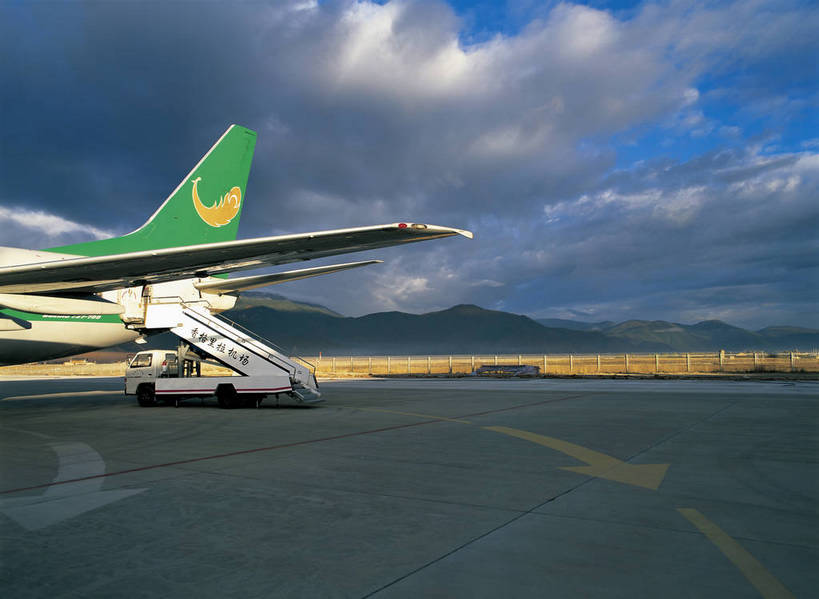 摄影师,机场,横图,彩色,照片,室外,飞机,乌云,云,云朵,云彩,云南,停机坪,天,远景,摄影,摄像师,香格里拉机场,bj174