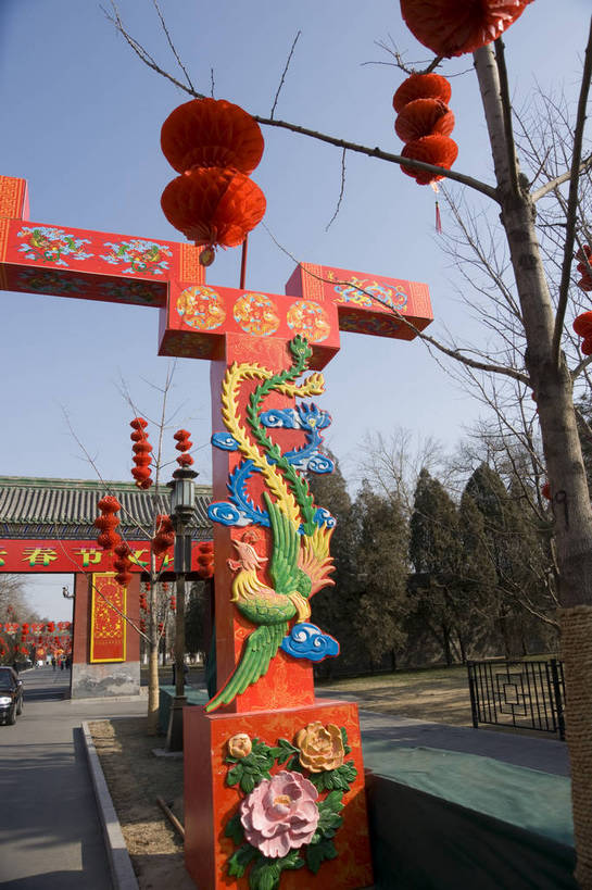 摄影师,竖图,彩色,室外,白天,北京,中国,春节,亚洲,行人,游人,节日,庆祝,装饰,民俗,塑像,冬季,庙会,文化,传统,东方,庆典,喜庆,晴天,纪念,文明,近景,中国文化,摄像师,地坛,bj174