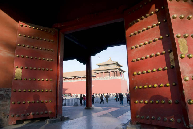 摄影师,故宫,宫殿,横图,彩色,室外,白天,旅游,门,建筑,北京,中国,亚洲,游人,古老,大门,古迹,文化,文物,城门,古建筑,东方,红色,门框,紫禁城,城楼,晴朗,晴天,雄伟,文明,近景,摄像师,世界文化遗产,bj174