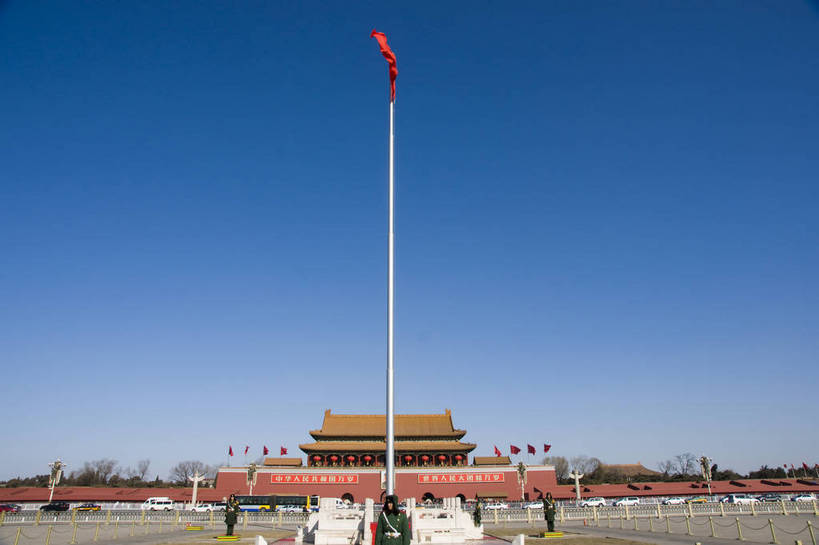 摄影师,天安门,横图,彩色,室外,白天,仰视,城市,国旗,天安门广场,中国,亚洲,历史,文化,东方,风景,蓝天,天,卫士,晴朗,近景,政治,摄像师,爱国主义,尊严,自豪,bj174