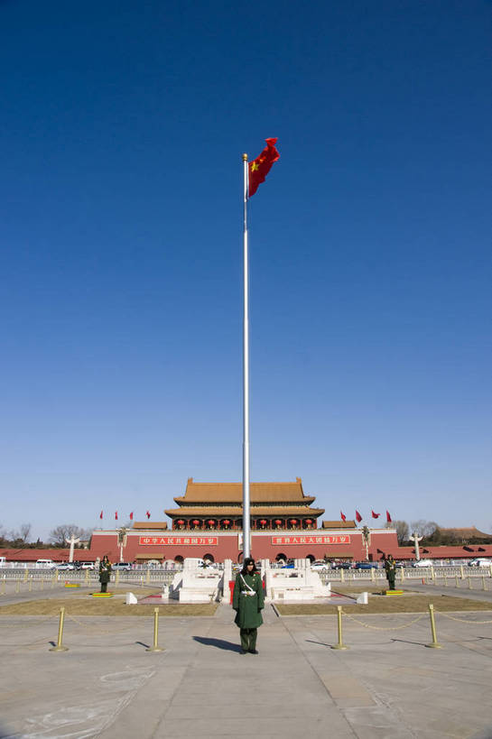 摄影师,天安门,竖图,彩色,室外,白天,城市,国旗,天安门广场,中国,亚洲,历史,文化,东方,风景,蓝天,天,卫士,晴朗,近景,政治,摄像师,爱国主义,尊严,自豪,bj174
