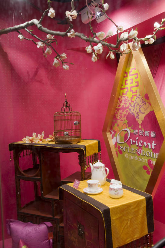 无人,摄影师,竖图,彩色,室内,时尚,复古,消费,橱窗,商场,北京,中国,春节,亚洲,节日,商品,粉红色,古典,浪漫,东方,落地灯,展示,华丽,近景,中国文化,摄像师,品位,花枝,浮夸,bj174