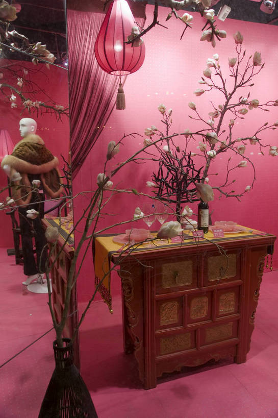 无人,摄影师,竖图,彩色,室内,时尚,复古,消费,镜子,橱窗,商场,北京,中国,春节,亚洲,节日,反射,商品,粉红色,古典,浪漫,东方,落地灯,展示,华丽,近景,中国文化,摄像师,品位,花枝,浮夸,bj174