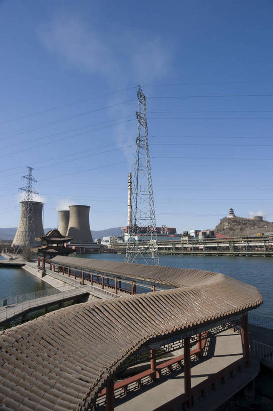 无人,摄影师,工厂,竖图,俯视,彩色,室外,白天,烟囱,河流,标志建筑,地标,建筑,北京,中国,亚洲,钢铁,长廊,建筑群,古典,建设,东方,蓝天,安静,工业,设施,晴天,资源,企业,近景,摄像师,高角度拍摄,首钢,bj174