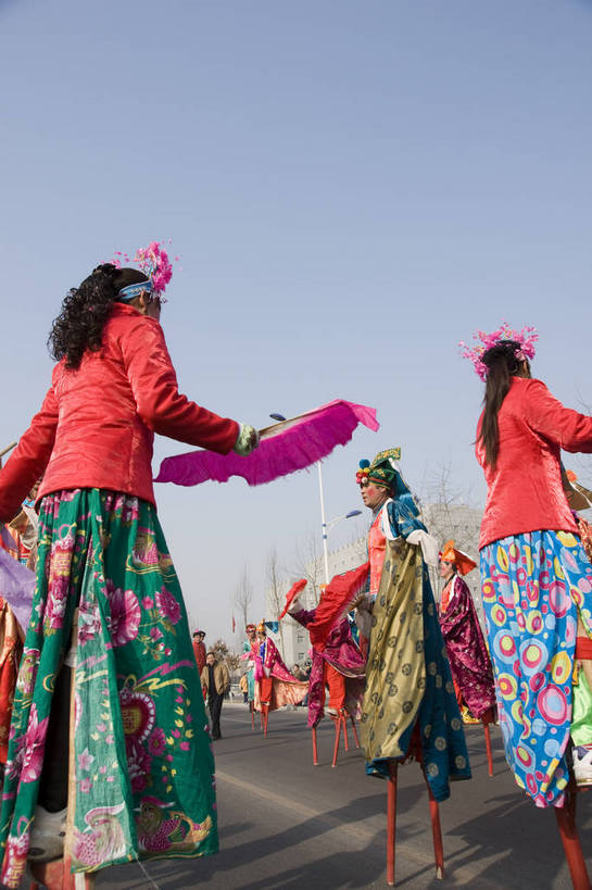 东方人,摄影师,竖图,室外,白天,戏服,旅游,街道,北京,中国,元宵节,亚洲,表演,风俗,节日,庆祝,民俗,扇子,首都,黄种人,文化,传统,东方,民族,蓝天,阳光,一群人,庆典,喜庆,精神,热闹,晴天,欢快,纪念,近景,中国文化,扇子舞,东亚,摄像师,踩高跷,戏曲,中华人民共和国,北京市,京,北平,华北地区,延庆县,制度,亚洲人,高兴,bj174