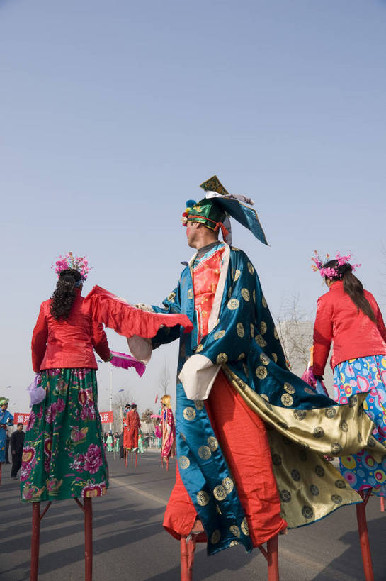 东方人,摄影师,竖图,室外,白天,戏服,旅游,街道,北京,中国,元宵节,亚洲,表演,风俗,节日,庆祝,民俗,扇子,首都,黄种人,文化,传统,东方,民族,蓝天,阳光,一群人,庆典,喜庆,精神,热闹,晴天,欢快,纪念,近景,中国文化,扇子舞,京剧,东亚,摄像师,踩高跷,戏曲,中华人民共和国,北京市,京,北平,华北地区,延庆县,制度,亚洲人,高兴,bj174