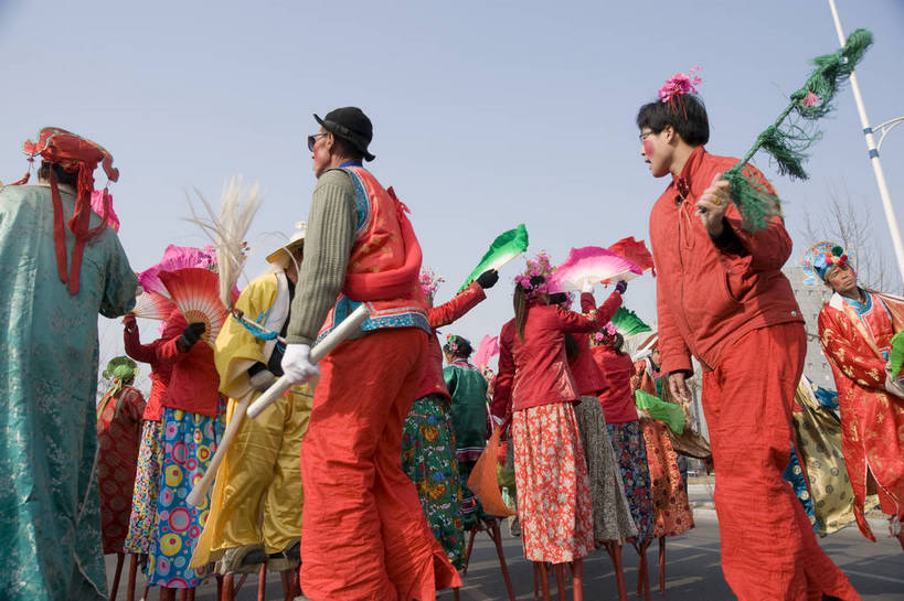 东方人,摄影师,横图,室外,白天,戏服,旅游,街道,北京,中国,元宵节,亚洲,表演,风俗,节日,庆祝,民俗,扇子,首都,黄种人,文化,传统,东方,民族,蓝天,阳光,一群人,庆典,喜庆,精神,热闹,晴天,欢快,道具,纪念,近景,中国文化,扇子舞,京剧,东亚,摄像师,踩高跷,戏曲,中华人民共和国,北京市,京,北平,华北地区,延庆县,制度,亚洲人,高兴,bj174