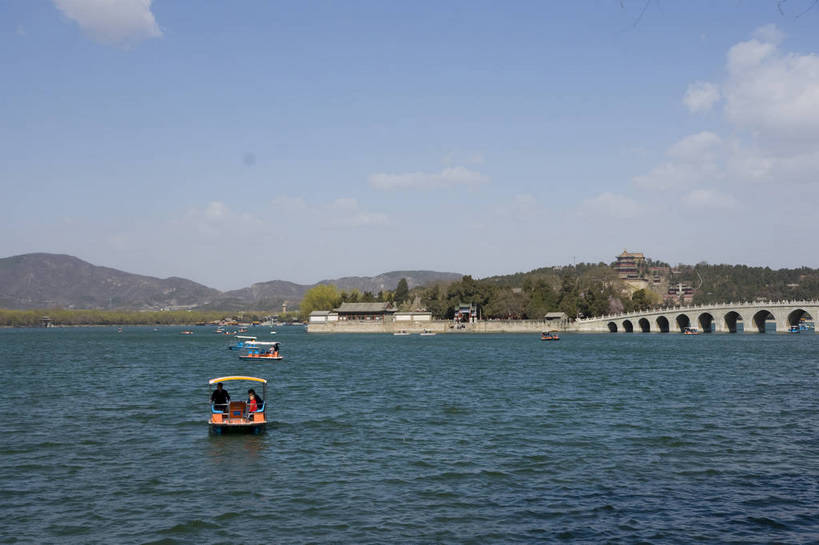 摄影师,颐和园,横图,彩色,室外,白天,旅游,北京,中国,亚洲,游人,古老,壮观,湖面,辽阔,文化,东方,游船,白云,风景,蓝天,远景,安静,晴天,园林,宁静,空旷,文明,远山,摄像师,万寿山,昆明湖,世界文化遗产,佛香阁,皇家园林,十七孔桥,旅行,bj174