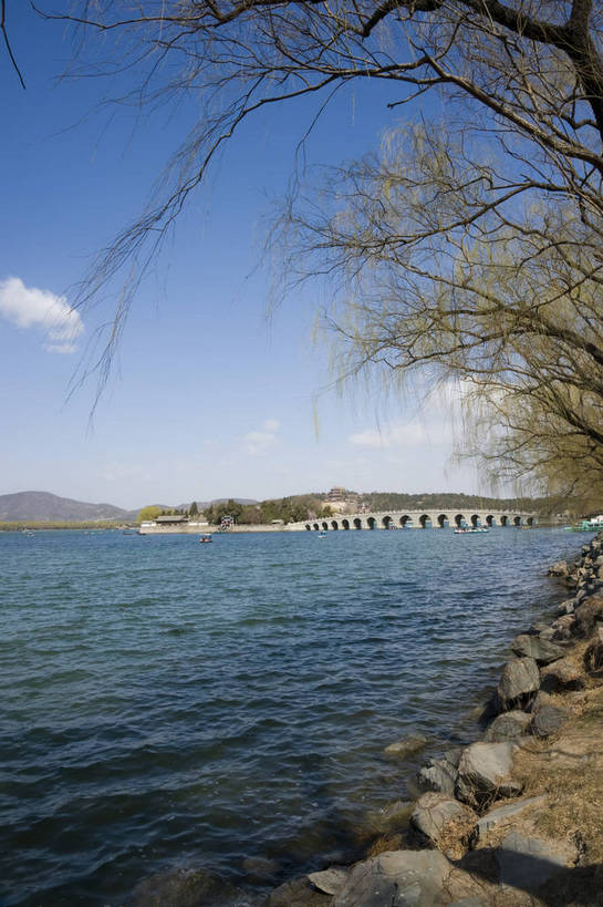 无人,摄影师,颐和园,竖图,彩色,室外,白天,旅游,北京,中国,亚洲,古老,壮观,湖岸,湖面,辽阔,文化,东方,白云,风景,蓝天,远景,安静,晴天,园林,宁静,空旷,文明,远山,摄像师,万寿山,昆明湖,世界文化遗产,皇家园林,十七孔桥,旅行,bj174