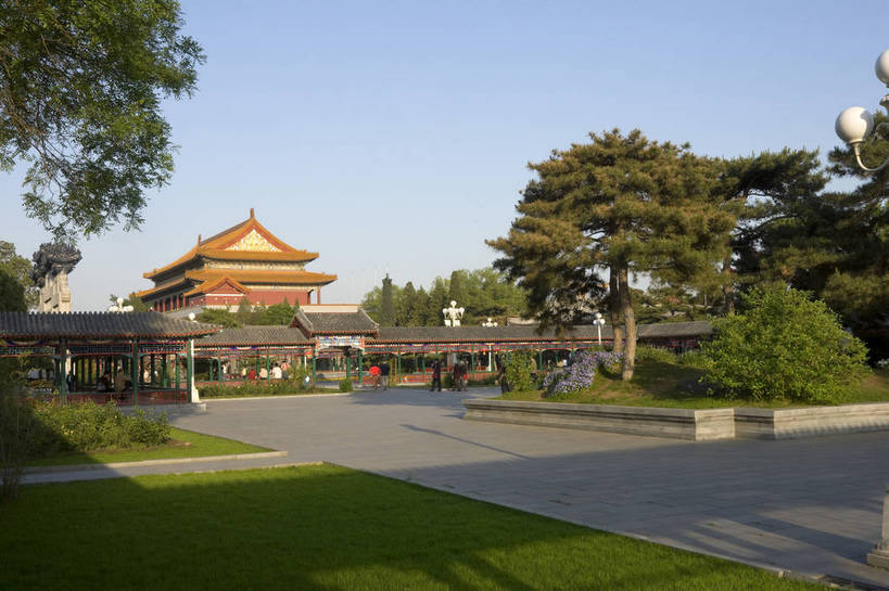 无人,摄影师,公园,横图,彩色,室外,白天,旅游,草坪,植物,建筑,北京,中国,亚洲,古老,壮观,庭院,屋顶,走廊,古迹,文化,古建筑,东方,树,名胜,风景,蓝天,阳光,晴天,宁静,雄伟,空旷,安宁,文明,摄像师,中山公园,旅行,bj174