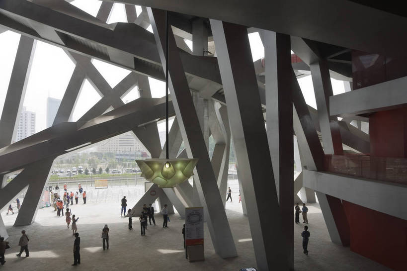 摄影师,体育馆,横图,彩色,室外,白天,锻炼,旅游,快乐,比赛,运动,竞争,城市,建筑,中国,亚洲,行人,鸟巢,娱乐,现代化,风景,阳光,休闲,奥林匹克,奥运,晴天,体育运动,摄像师,奥运场馆,体育,健身,奥运会,奥林匹克运动,北京奥运会,标志性建筑,2008年北京奥运会,bj174