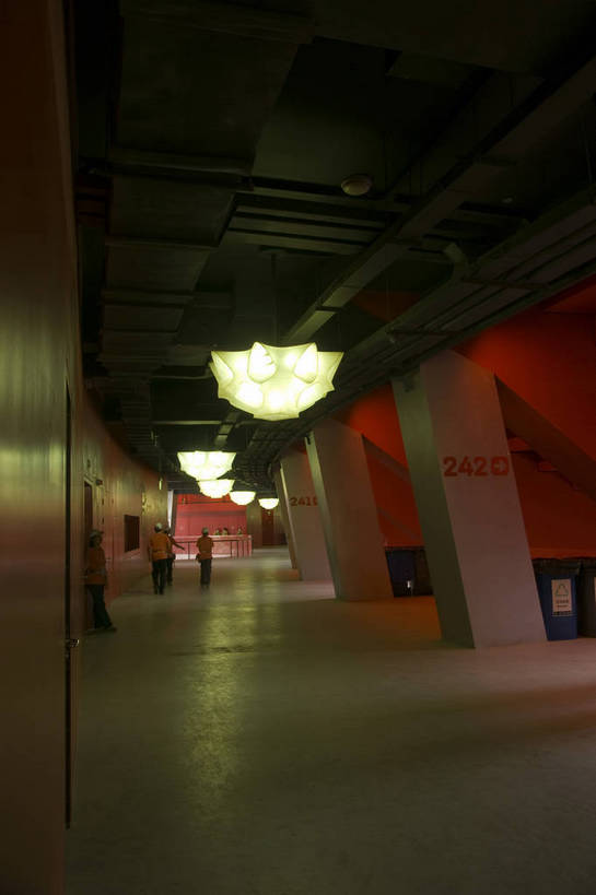 摄影师,体育馆,竖图,彩色,室外,白天,锻炼,旅游,快乐,比赛,运动,竞争,城市,建筑,中国,亚洲,行人,鸟巢,娱乐,现代化,风景,阳光,休闲,奥林匹克,奥运,晴天,体育运动,摄像师,奥运场馆,体育,健身,奥运会,奥林匹克运动,北京奥运会,标志性建筑,2008年北京奥运会,bj174