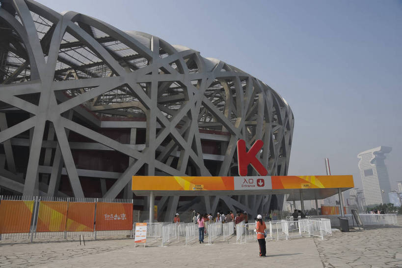 摄影师,横图,彩色,室外,白天,旅游,城市,建筑,北京,中国,亚洲,游人,入口,壮观,结构,鸟巢,体育场,东方,现代化,风景,天,安静,规划,雄伟,摄像师,发展,国家体育场,奥运场馆,气势,独特,进步,发达,旅行,奥运会,bj174