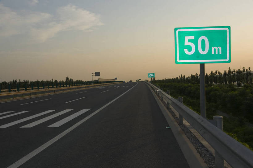 无人,摄影师,横图,彩色,室外,仰视,道路,高速公路,路,指示牌,公路,交通,树木,现代化,摄影,空旷,早晨,平坦,防护林,摄像师,马路,高等级公路,bj174