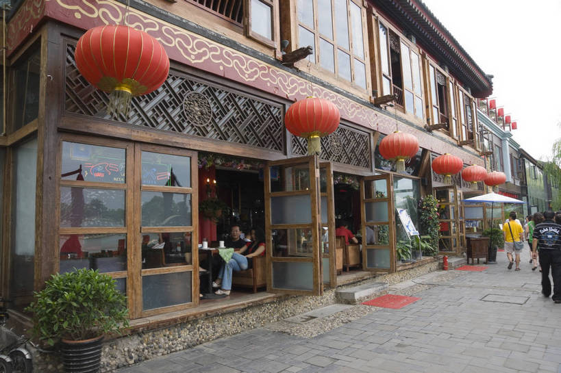 摄影师,酒吧,横图,彩色,室外,白天,仰视,城市,建筑,北京,中国,亚洲,游人,古典,历史,文化,什刹海,红灯笼,东方,摄影,文明,闲适,悠闲,惬意,摄像师,祥和,旅行,bj174