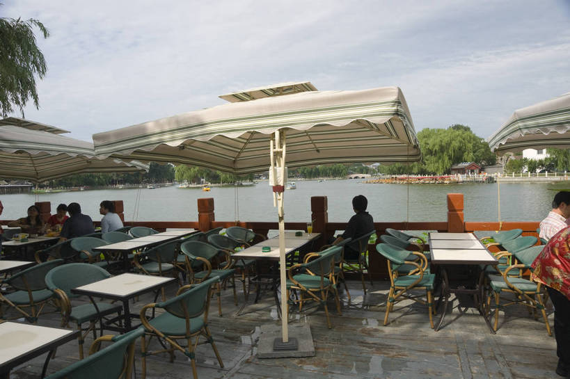 摄影师,酒吧,横图,彩色,室外,白天,植物,桌子,城市,椅子,北京,中国,亚洲,游客,历史,文化,什刹海,东方,白云,阳光,人工湖,摄影,晴天,宁静,文明,闲适,悠闲,惬意,摄像师,祥和,旅行,酒吧间,酒馆,bj174