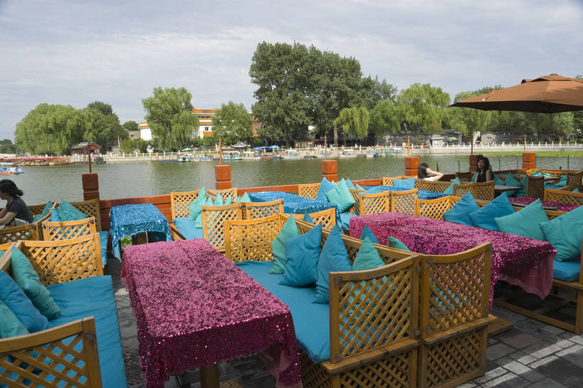 摄影师,酒吧,横图,彩色,室外,白天,植物,靠垫,桌子,城市,椅子,北京,中国,亚洲,游客,历史,文化,什刹海,东方,白云,阳光,人工湖,摄影,晴天,宁静,文明,闲适,悠闲,惬意,摄像师,祥和,旅行,酒吧间,酒馆,bj174