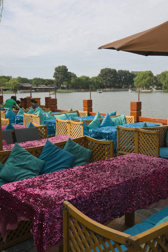 摄影师,酒吧,竖图,彩色,室外,白天,植物,靠垫,桌子,城市,椅子,北京,中国,亚洲,游客,历史,文化,什刹海,东方,人工湖,摄影,宁静,文明,闲适,悠闲,惬意,摄像师,祥和,旅行,酒吧间,酒馆,bj174