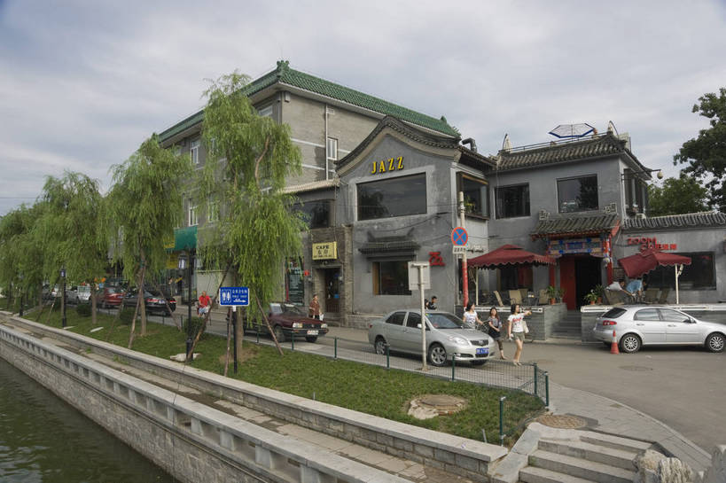 摄影师,横图,彩色,室外,白天,仰视,城市,建筑,北京,中国,亚洲,游客,云,车辆,古典,历史,文化,什刹海,东方,树木,摄影,整洁,文明,闲适,悠闲,惬意,摄像师,旅行,bj174