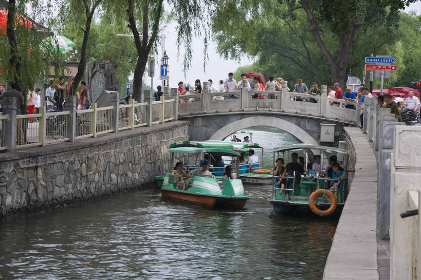 划船,人群,摄影师,横图,彩色,室外,白天,城市,北京,中国,亚洲,游客,历史,文化,什刹海,护栏,东方,游船,树木,人工湖,摄影,文明,闲适,悠闲,惬意,摄像师,荡舟,旅行,bj174