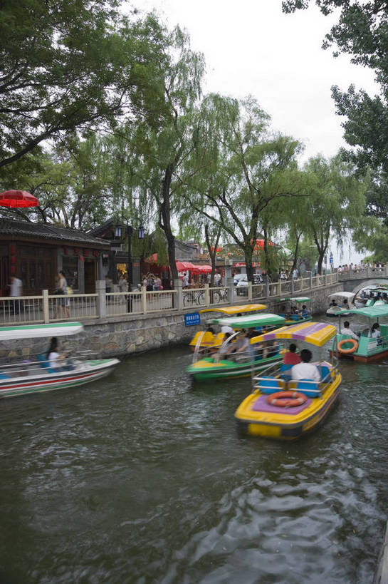 划船,人群,摄影师,竖图,俯视,彩色,室外,白天,城市,建筑,北京,中国,亚洲,游客,古典,历史,文化,什刹海,护栏,东方,游船,树木,人工湖,摄影,文明,闲适,悠闲,惬意,摄像师,荡舟,高角度拍摄,旅行,bj174