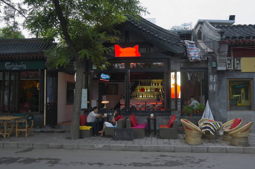 摄影师,酒吧,横图,彩色,室外,沙发,城市,建筑,街道,北京,中国,亚洲,游客,古典,历史,文化,什刹海,东方,树木,享受,摄影,文明,闲适,悠闲,惬意,摄像师,旅行,傍晚,bj174