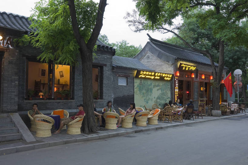 摄影师,酒吧,横图,彩色,室外,城市,建筑,街道,霓虹灯,北京,中国,亚洲,游客,藤椅,古典,历史,文化,什刹海,东方,树木,享受,摄影,文明,闲适,悠闲,惬意,摄像师,旅行,傍晚,bj174