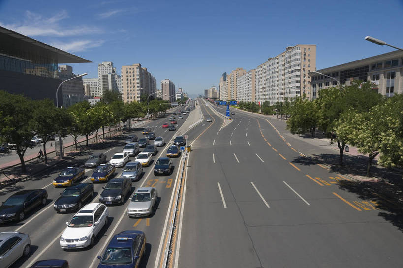 无人,摄影师,横图,俯视,彩色,室外,白天,城市,街道,路灯,北京,中国,亚洲,车辆,交通,楼房,东方,建筑物,树木,现代化,蓝天,阳光,摄影,晴天,整洁,长安街,摄像师,马路,高角度拍摄,旅行,bj174